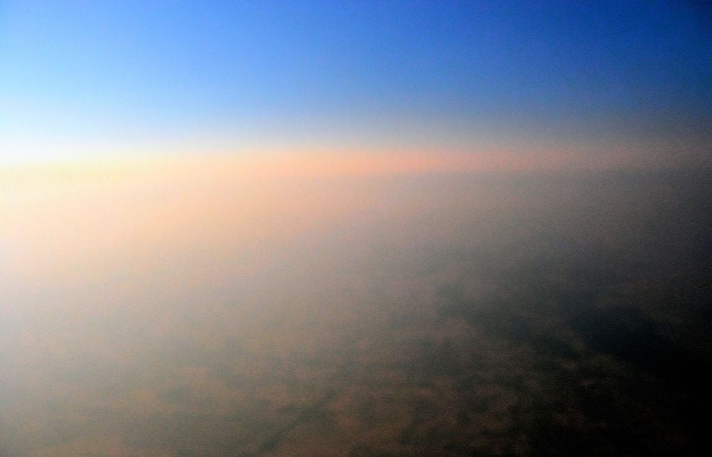 L’ombre de l’éclipse est visible dans la partie droite de la photographie. La poussière restait confinée dans une couche d’environ 3 000 mètres d’épaisseur. Depuis la montgolfière Muga, pendant la totalité, on pouvait distinguer au-dessus un ciel bleu et limpide, qui réapparut progressivement avec le retour de la lumière après la totalité. Photo : Fernando Ortuño. L’ombre de l’éclipse est visible dans la partie droite de la photographie. La poussière restait confinée dans une couche d’environ 3 000 mètres d’épaisseur. Depuis la montgolfière Muga, pendant la totalité, on pouvait distinguer au-dessus un ciel bleu et limpide, qui réapparut progressivement avec le retour de la lumière après la totalité. Photo : Fernando Ortuño.