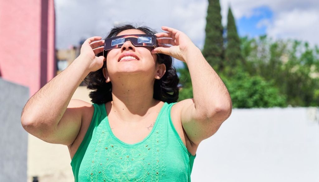 Eclipse solar Los objetos de color rojo pueden llegar a verse muy oscuros y las superficies azuladas parecerán más luminosas