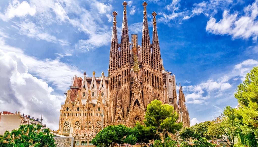 La belleza de catedrales como la Sagrada Familia, diseñada por el arquitecto Antoni Gaudí y que aún se construye en Barcelona, es capaz de conmover intensamente.