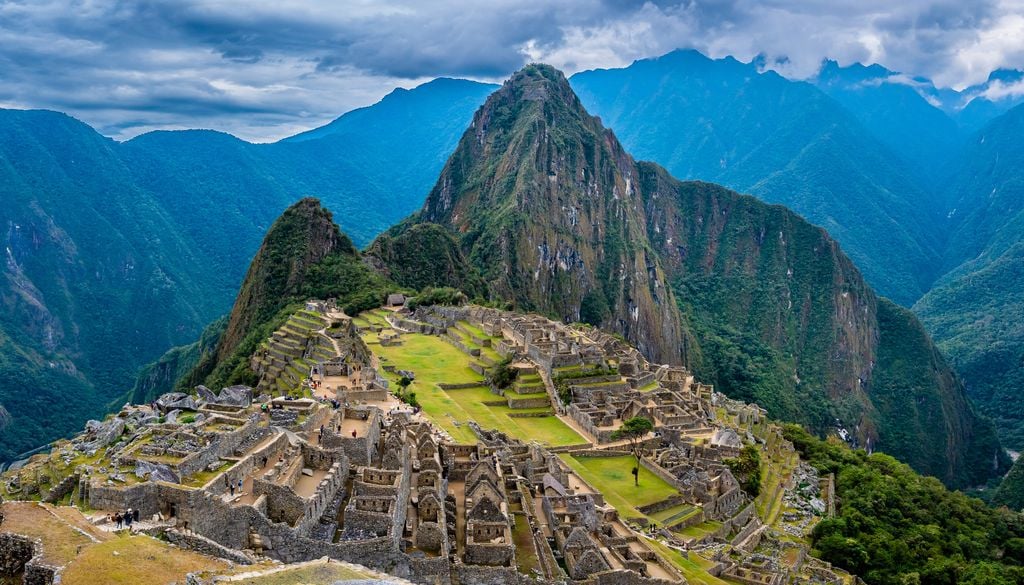 Paisajes y lugares históricos idealizados por el viajero, como Machu Picchu, en Perú, también pueden desencadenar reacciones emocionales extremas ante su visión.