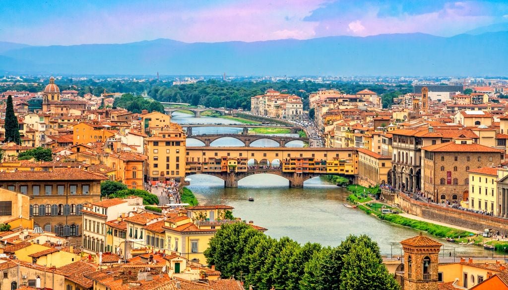 Vista panorámica del puente medieval de piedra Ponte Vecchio sobre el río Arno, en Florencia.