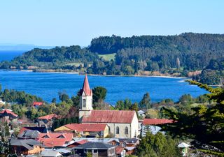 El encantador pueblo escondido en Chile que sorprende con su arquitectura y paisajes únicos