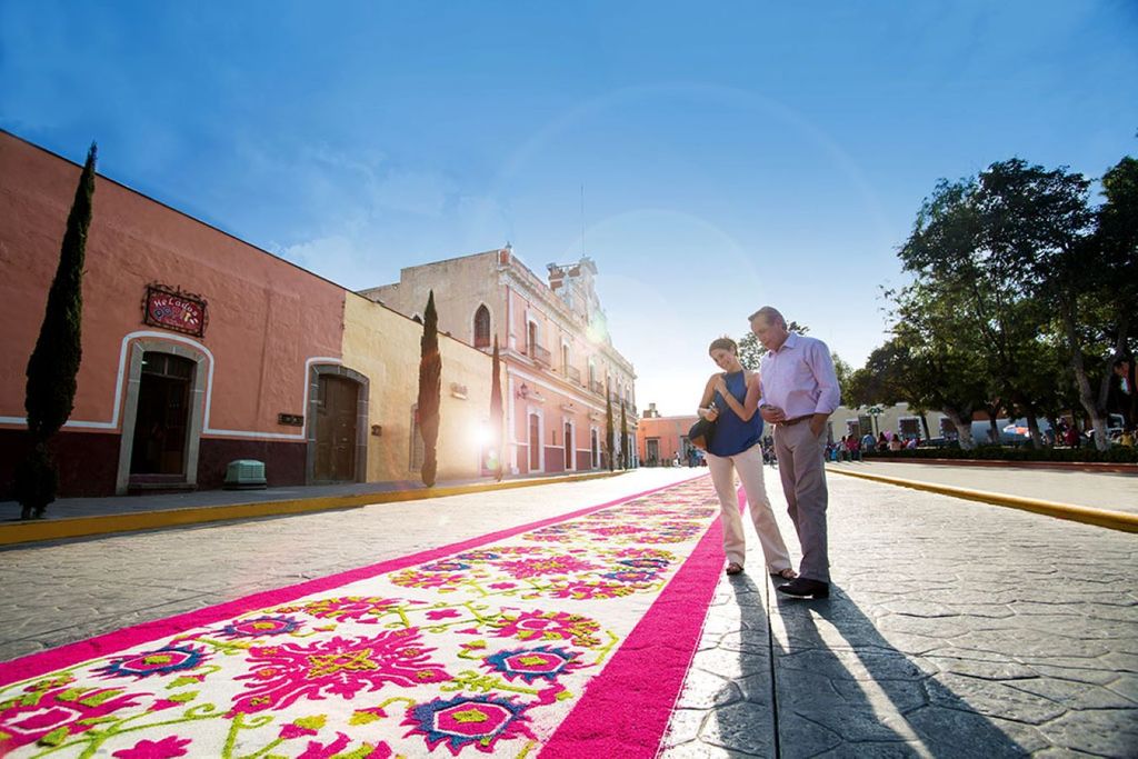 Tapete de aserrín de colores en Huamantla, Tlaxcala. Foto cortesía SECTUR.