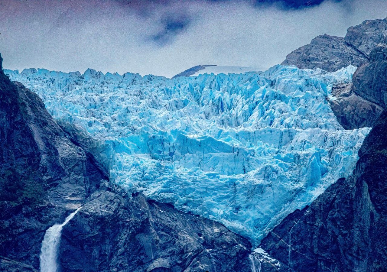 O enigma das geleiras suspensas da Patagônia: por que esses rios de gelo não desabam?