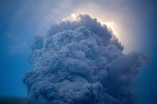 El enorme pirocúmulo que ayer se convirtió en tormenta