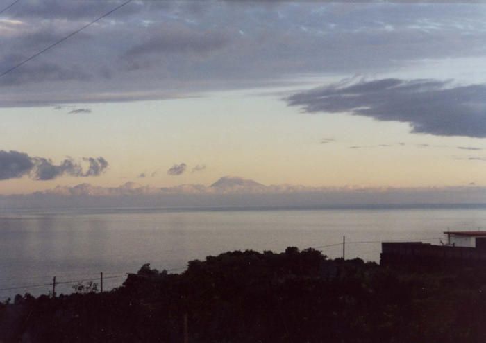 El Episodio De Calima De Enero De 2002 En Canarias: Cuatro Fotos Comentadas En el mapa de superficie podemos ver que la borrasca estaba situada todavía al Norte, con lo que las islas estaban bajo un flujo muy débil del W. En la imagen de satélite se ve que una masa nubosa de muy poca actividad empezaba a alcanzar las islas Canarias, empezando por la de La Palma, y un poco más al Noroeste un frente más activo.La foto del día 4 por la tarde: