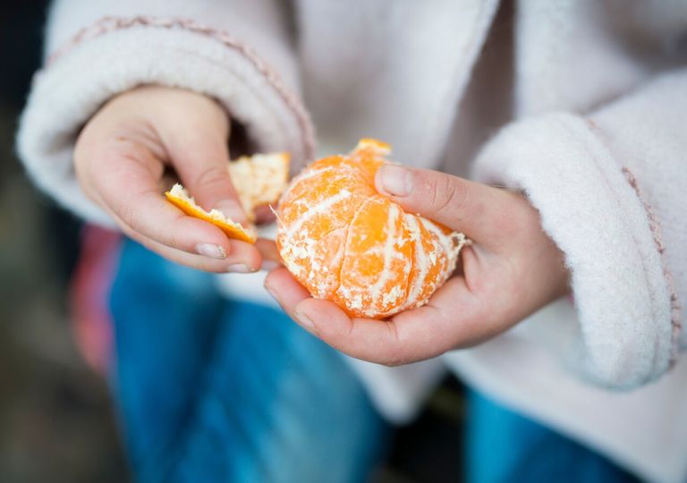 El error que cometemos al comer mandarinas: lo más saludable suele ir a la basura