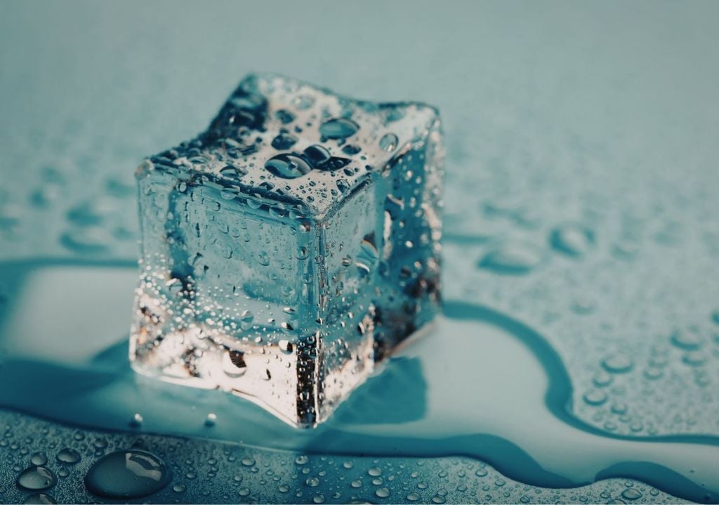 ejemplo entropía El hielo, al derretirse, pasa de un estructura ordenada a otra más desordenada: en eso consiste la entropía, en cuantificar la energía no utilizable para realizar trabajo, según su concepto en termodinámica.