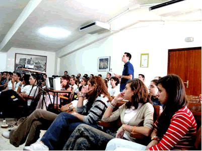 Alumnos asistentes a las conferencias. Crédito ESAFechado el 6 octubre 2003La semana pasado tuvieron lugar en Madrid una serie de actos educativos destinados a aumentar el interés de los estudiantes españoles en los proyectos espaciales europeos.Los días 24 y 25 de septiembre se celebraron dos conferencias para estudiantes de secundaria y un curso de formación para el profesorado. Las conferencias, dirigidas a a los alumnos de los institutos San Fernando y Montpellier, versaron sobre las actividades de la Agencia Europea del Espacio (ESA), los vuelos parabólicos y la experimentación en ausencia de gravedad. Un grupo de estudiantes de la Universidad Politécnica de Madrid que participaron en la Campaña de Vuelos Parabólicos de la ESA de este año explicaron sus experimentos en gravedad cero, mostrando a los alumnos de secundaria un vídeo grabado durante el vuelo.La 'Universidad de Otoño', celebrada del 22 al 26 de Septiembre en la Universidad Complutense y organizada por el Colegio de Doctores y Licenciados de Madrid, incluyó un curso de formación sobre el espacio para profesores de secundaria.El objetivo fue animar a los profesores a que recurran al espacio para hacer más atractivos los contenidos de asignaturas como física, geografía, química, etc. La respuesta de los docentes, que recibieron material educativo preparado por la ESA, fue muy positiva.La ESA ha planificado ya otros actos educativos en España, que tendrán lugar en breve. Entre ellos destacan una exposición sobre la ESA en el Museo Nacional de Ciencias Naturales, en Madrid, del 14 de Octubre al 4 de Noviembre; y un evento en Vigo durante el cual las clases ganadoras del concurso 'Habla ISS' podrán hablar por radio con el astronauta de la ESA Pedro Duque, que se encontrará entonces en la Estación Espacial Internacional.Toda la información en:http://www.esa.int/export/esaCP/SEMV321P4HD_Spain_0.html