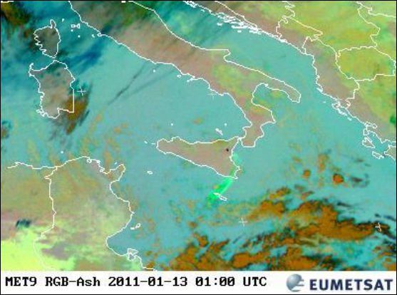 Imagen RGB-Ash del MSG del 13 de enero de 2011 a las 01 UTC sobre Sicilia. El volcán se marca como punto negro en la imagen, como fuente de calor, y el penacho en verde brillante y eléctrico. Fuente: EUMETSAT.