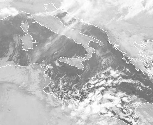 Imagen IR3.9 del 13 de enero de 2011 de las 06 UTC donde se muestra en "punto caliente" del Etna en Sicilia como punto negro. El canal IR3.9 es altamente sensible a los puntos cálidos a escala subpixel (fuegos, volcán activo, isla de calor,etc). Fuente, EUMETSA-Dundee University.