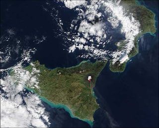 El Etna sigue activo