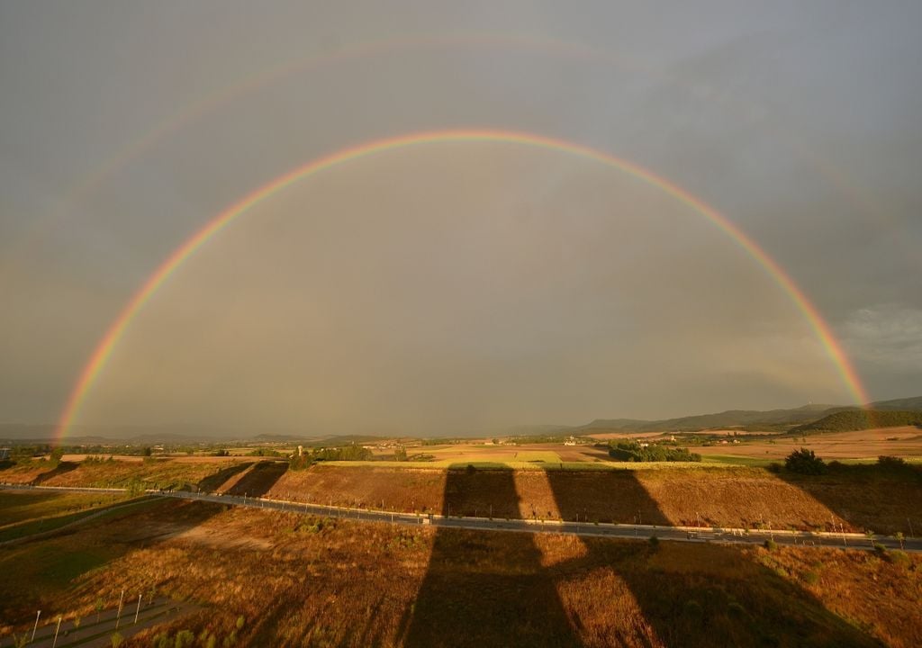 arcoíris La luz del Sol y el agua en el aire se combinan para formar uno de los fenómenos ópticos más bellos del cielo.