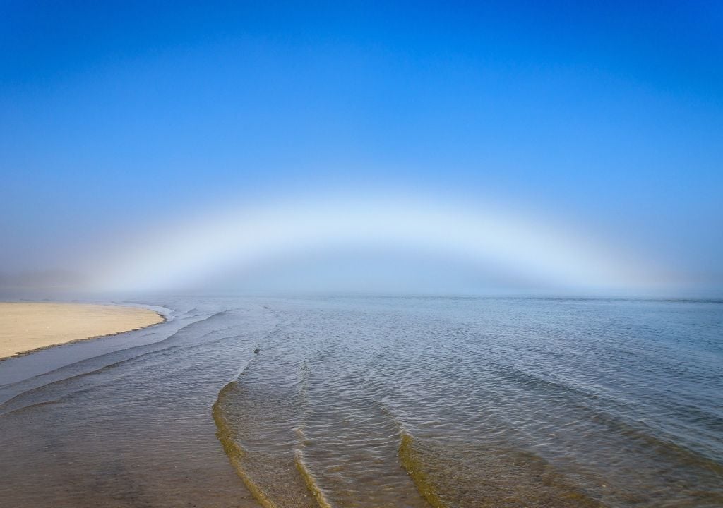 arcoíris En condiciones de niebla y con el Sol bajo, pueden formarse estos arcos pálidos, difíciles de detectar a simple vista.