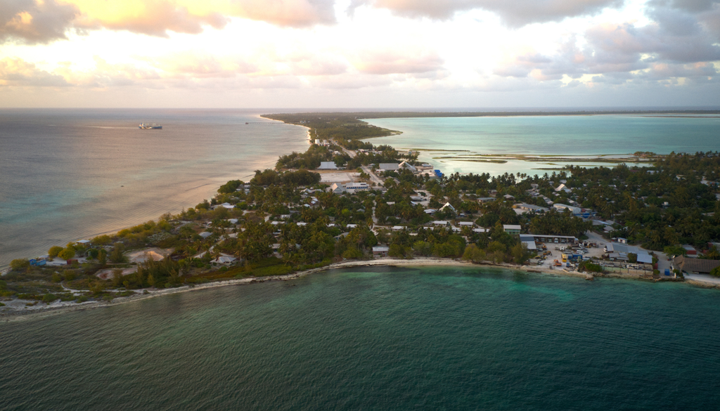 Llegar a Kiribati demanda un viaje de más de 24 horas de vuelo, con múltiples escalas. No existen rutas marítimas comerciales ni ferris internacionales.