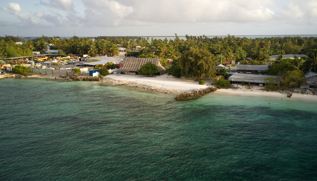 La mayoría de los atolones de Kiribati se eleva apenas seis metros sobre el nivel del mar, por lo que el aumento del nivel del oceáno ha ido "comiendo" su territorio.