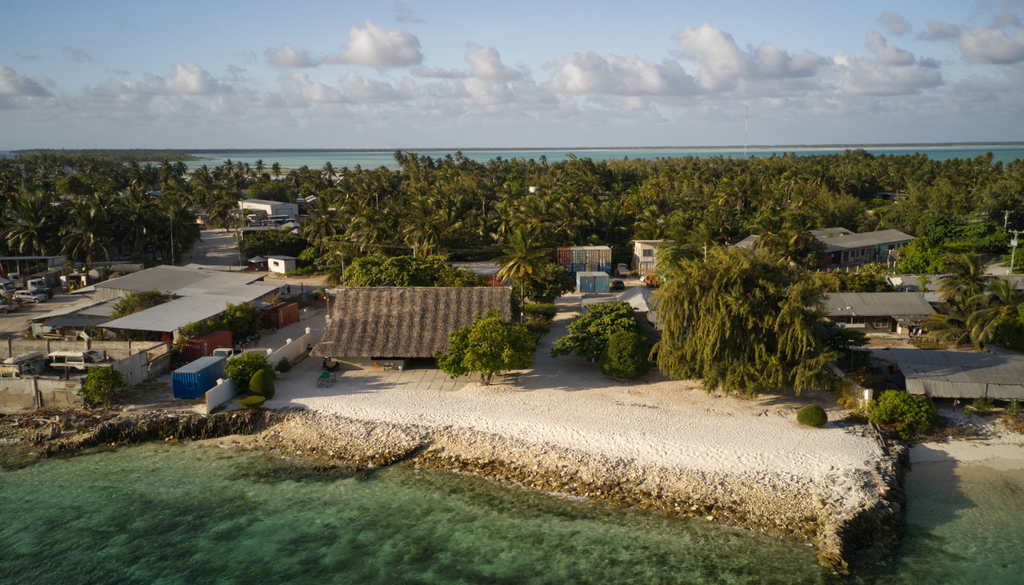 La escasez de agua potable es otro gran problema sanitario, ya que los pozos están contaminados por agua salada y residuos.