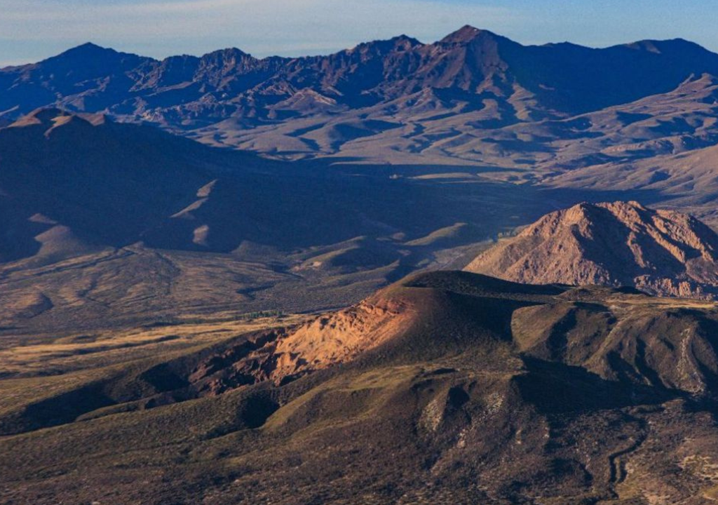 La Payunia Mendoza El área natural protegida La Payunia es hogar del gato andino, zorros, pumas y guanacos, entre otras especies protegidas. Foto: Gobierno de Mendoza.