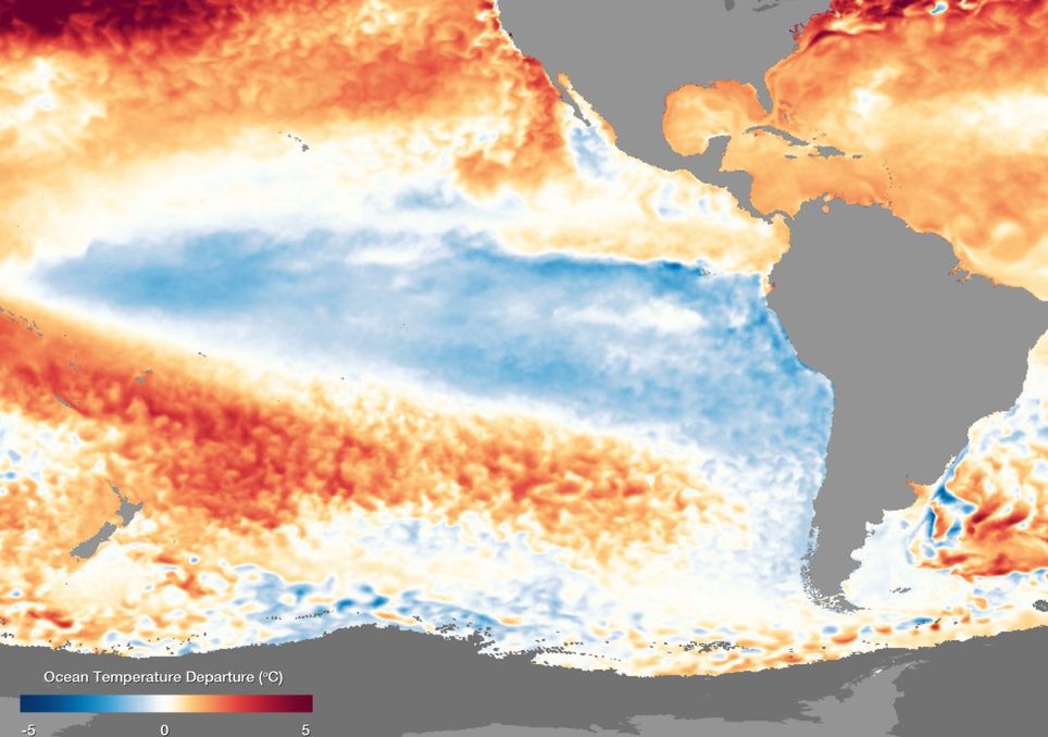 anomalías de temperatura superficial del mar. en colores azules, sobre el Pacífico se destacan las anomalías negativas, asociadas al fenómeno de La Niña.
