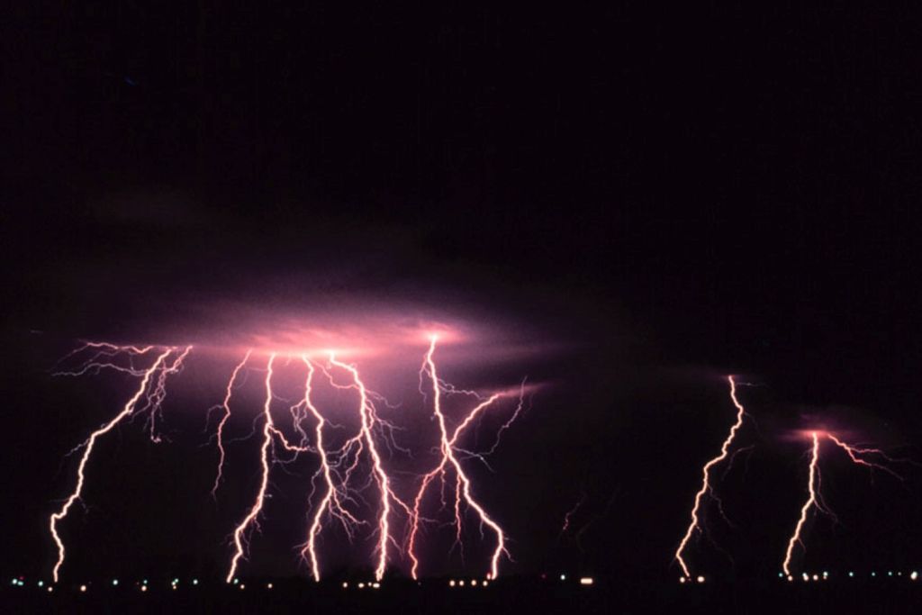Las ondas de energía generadas por los rayos resuenan alrededor de la Tierra y revelan una barrera permeable al espacio. Crédito: NASA.