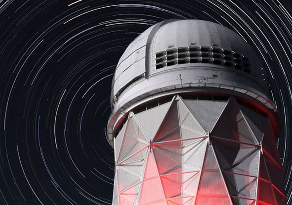 O Instrumento Espectroscópico de Energia Escura (DESI) tem como objetivo medir a energia escura no universo em expansão. Crédito: DESI.