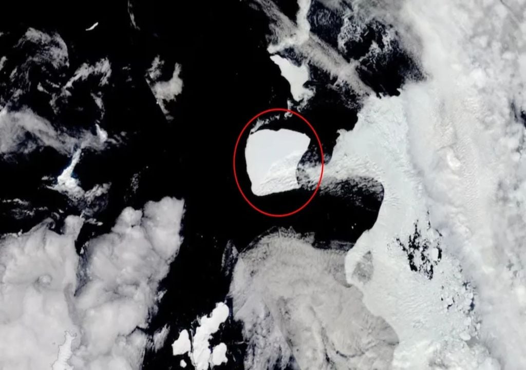A23a (en un círculo) estuvo previamente atrapado cerca de la costa de la capa de hielo Filchner-Ronne de la Antártida entre 1986 y 2020. Imagen: NASA
