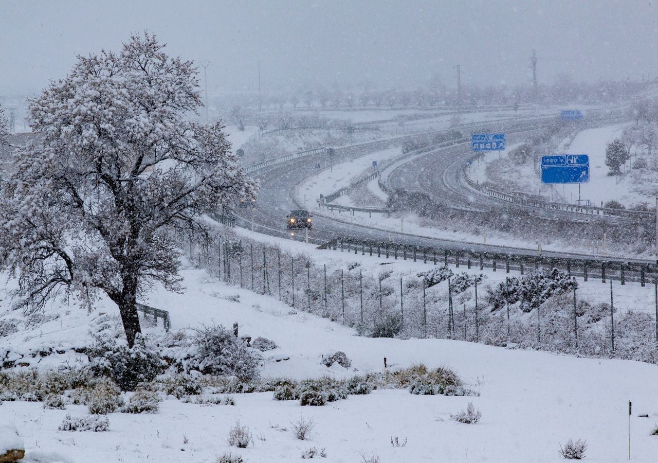 La nieve ha sido la gran protagonista en esta mañana de viernes, causando incidencias en numerosas carreteras.