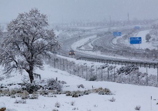 El frío ártico da la sorpresa: nieva a 100 metros de altitud y colapsa carreteras de 5 comunidades