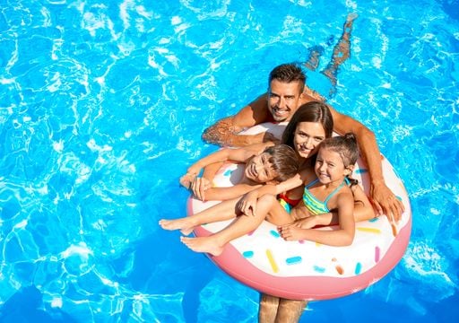 &iquest;El futuro del verano en Santiago es salado? La alternativa al cloro que ahorra agua y cuida tu piel