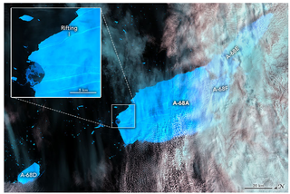 El gigantesco iceberg A-68A sigue la corriente