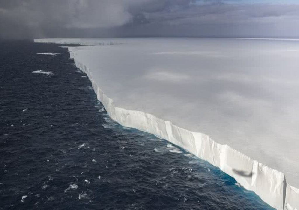 Le plus grand iceberg du monde, A23a, est en mouvement, ce qui suscite des inquiétudes quant à son impact environnemental. Le plus grand iceberg du monde, A23a, est en mouvement, ce qui suscite des inquiétudes quant à son impact environnemental.