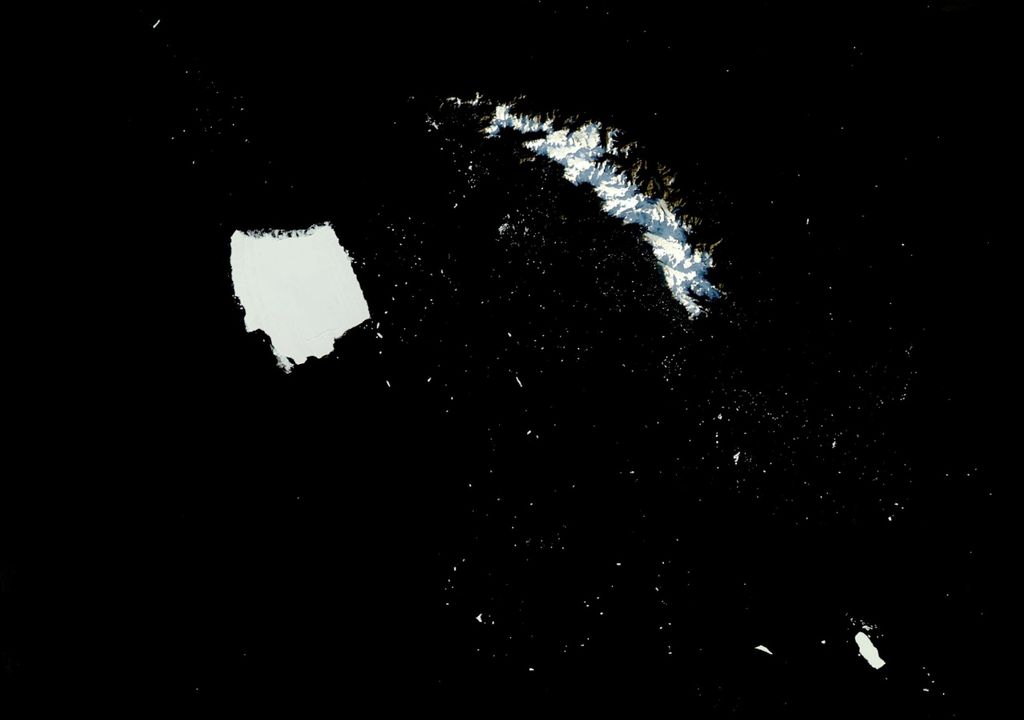 Sur l'image satellite, A23a est visible flottant près de l'île de Géorgie du Sud, à droite, dans l'océan Austral. En bas à droite se trouve A23c, un bloc de 82 kilomètres carrés qui s'est détaché de A23a et se dirige vers le sud. Sur l'image satellite, A23a est visible flottant près de l'île de Géorgie du Sud, à droite, dans l'océan Austral. En bas à droite se trouve A23c, un bloc de 82 kilomètres carrés qui s'est détaché de A23a et se dirige vers le sud.
