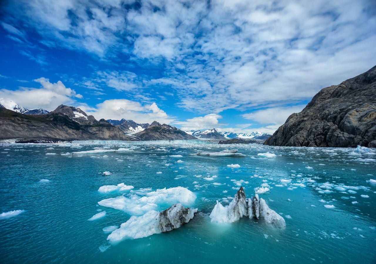 El retroceso del glaciar Columbia contribuye al aumento global del nivel del mar, principalmente a través del desprendimiento de icebergs.