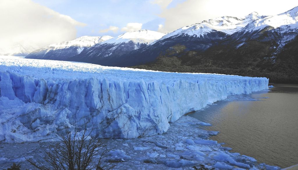 Glaciar Perito Moreno Una investigación utilizó registros sísmicos continuos, time-lapses y datos satelitales recopilados durante un mes y medio para poder estudiar cómo y dónde ocurren los desprendimientos de hielo que generan pérdida de masa en el glaciar Perito Moreno.