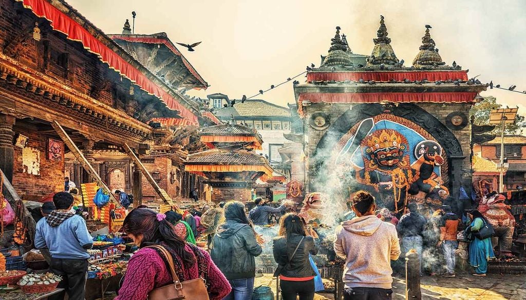 El comercio tradicional llena las calles de Katmandú, donde mercados, templos y pequeños negocios forman parte de la vida diaria de la capital de Nepal.