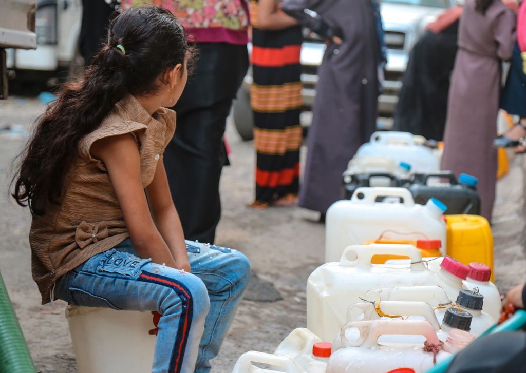 La privación de alimentos a civiles está tipificada como crimen de guerra por muchos países.