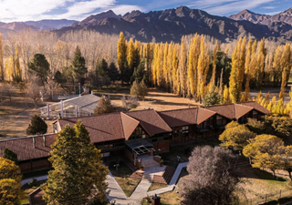 El hotel de Mendoza que nació como un “castillo” familiar en la montaña y que enamoró hasta a Brad Pitt