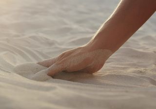 El humano puede detectar objetos bajo la arena sin tocarlos: qu&eacute; dice la ciencia sobre este &ldquo;s&eacute;ptimo sentido&rdquo;