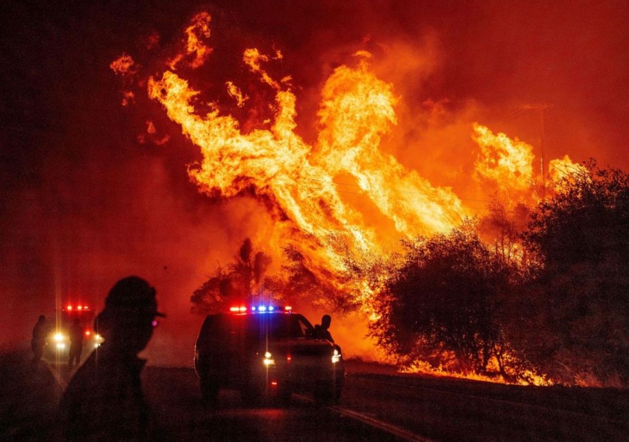 Smoke from the fire covers the United States and Canada