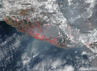 El humo de los incendios forestales cubre la ciudad de México
