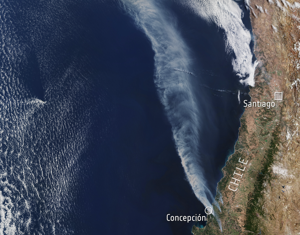 Imagen capturada por Copernicus Sentinel-3 el 18 de enero de 2026 muestra nubes de humo de incendios forestales en la costa de Chile. Fuente: Copernicus.