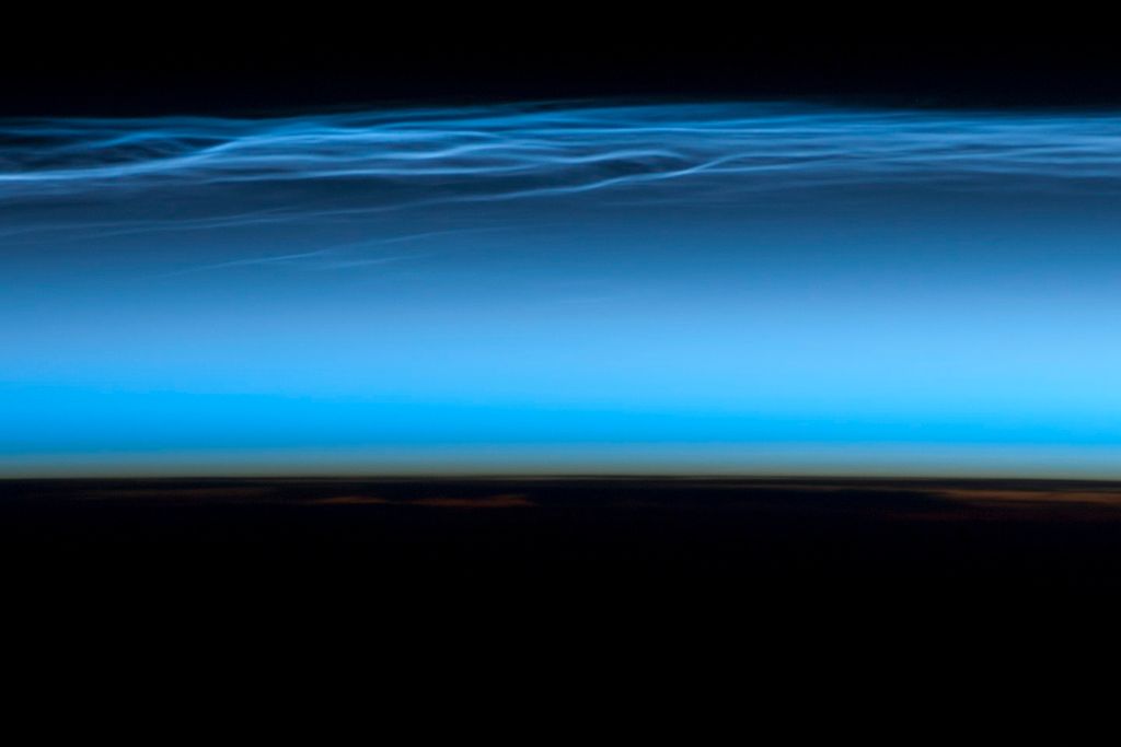 Figura 1.- Astronautas a bordo de la Estación Espacial Internacional tomaron esta fotografía de nubes noctilucentes cerca de la parte superior de la atmósfera de la Tierra, el 13 de julio de 2012.