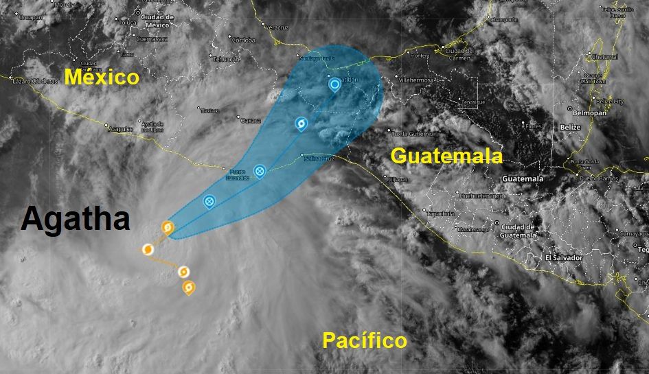 Huracán Agatha toca tierra; atravesaría México para salir al Atlántico