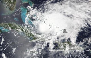 El huracán Isaías se desplaza hacia las Bahamas y Florida