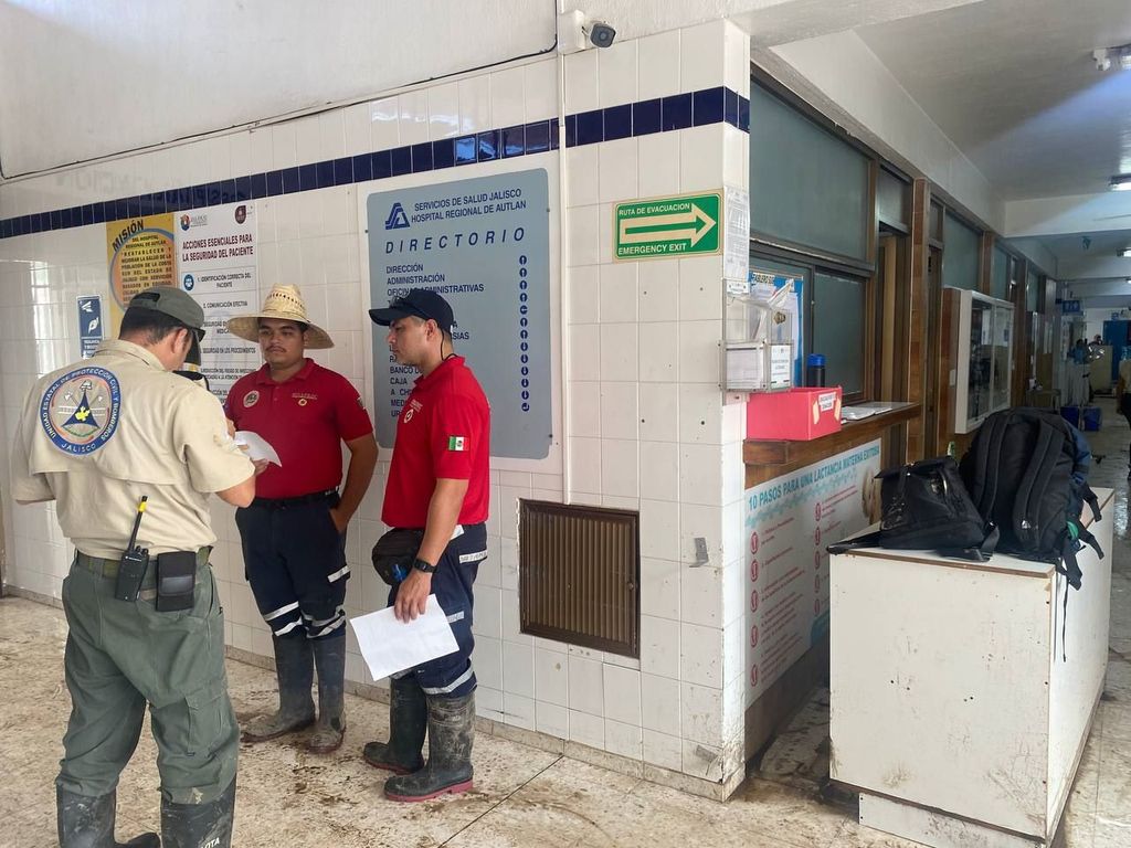 Protección Civil realiza saneamiento del Hospital Regional de Autlán