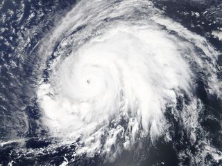 El huracán Lorenzo sorprende a los expertos, ¡ya es de categoría 4!