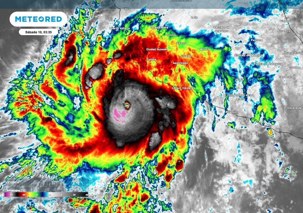 La imagen satelital, muestra la nubosidad convectiva asociada a la circulación del huracán mayor Simon de categoría 4. La imagen satelital, muestra la nubosidad convectiva asociada a la circulación del huracán mayor Simon de categoría 4.