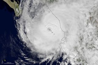 El huracán Willa ya en México, entrando desde el Pacífico oriental