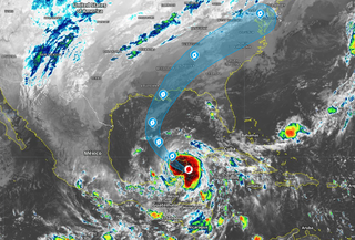 El huracán Zeta toca tierra en la Península de Yucatán, México