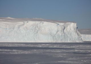 El iceberg A-68 viajando hacia mar abierto